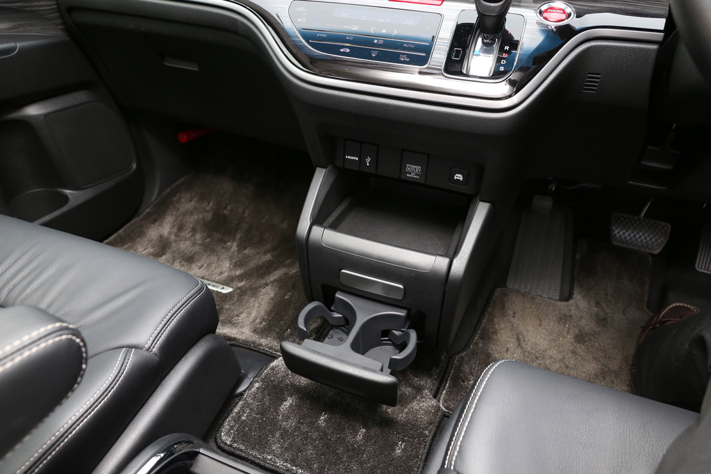 センタートレイからドリンクホルダーを引き出した状態