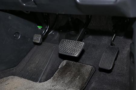 左端の足踏み式パーキングブレーキは、正直このクラスのクルマに採用すべきではないと思うが…