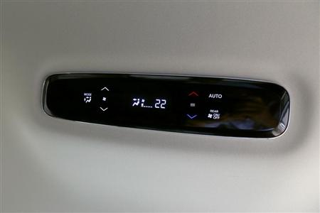 天井に取り付けた２列目、３列目のエアコン操作パネル