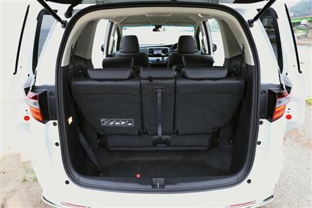 荷室ももちろん低床設計。３列目シートを畳まなくても、長尺の荷物を立てて積むことはできる