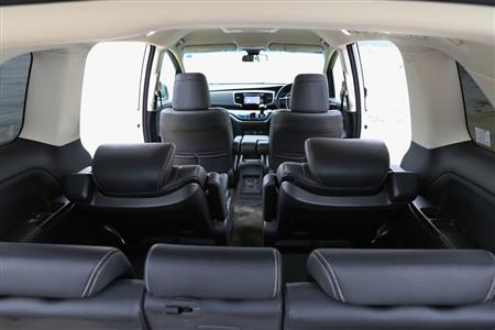 ２列目がキャプテンシート仕様の７人乗りモデル