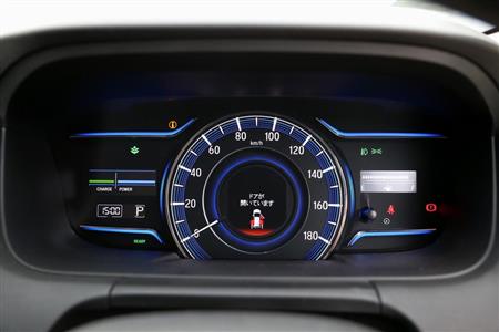 大きくて見やすいインパネ。メーターの中央には表示切り換えができるマルチインフォメーションディスプレイ