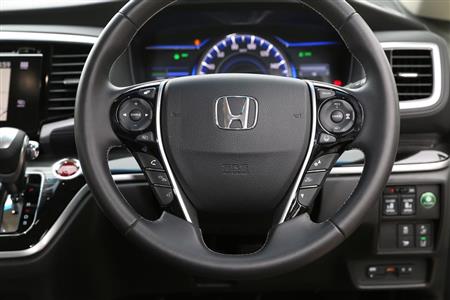 クルーズコントロールなどの操作ボタンを配置したステアリングホイール