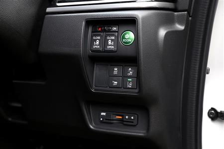 運転席右側のスイッチ類。緑色のボタンが「ＥＣＯＮ」