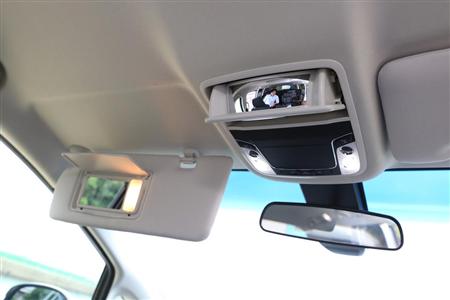 バックミラーの上には室内確認用ミラー。助手席のバイザーにはライト付のバニティミラー