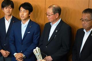 自民党の小泉進次郎農林部会長（左から２人目）はＪＡ全農の神出元一専務（右）と農業改革の方向性で一致したはずだったが…＝９月５日、東京都千代田区（西村利也撮影）