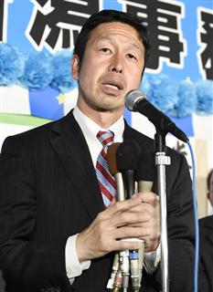 新潟県知事選で当選を決め、支持者らにあいさつする米山隆一氏＝１６日夜、新潟市中央区