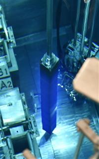 川内原発１号機の定期検査で、原子炉から取り出され使用済み燃料プールに移される燃料＝１７日午後、鹿児島県薩摩川内市