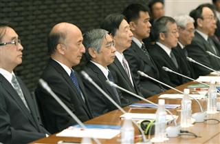 支店長会議に臨む日銀の黒田総裁（左から３人目）＝１７日午前、日銀本店