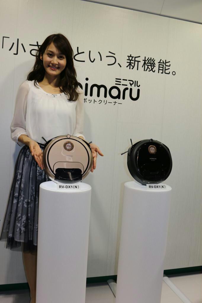 日立アプライアンスの家庭用ロボット掃除機「ミニマル」＝１７日、東京都千代田区