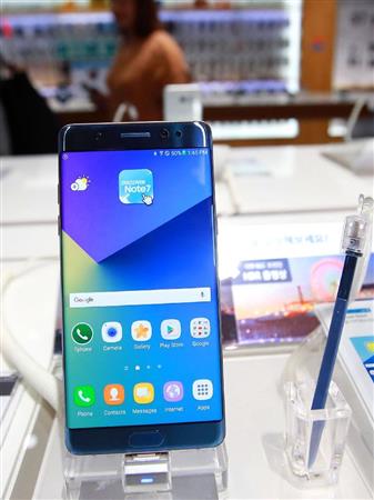 ソウルのサムスン電子の広報館に展示されている「ギャラクシーノート７」（聯合＝共同）