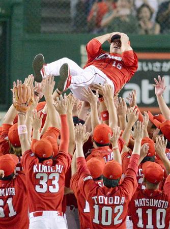 9月、25年ぶりのセ・リーグ優勝を決め、胴上げされる広島の黒田博樹投手=東京ドーム