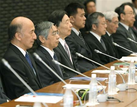 支店長会議に臨む日銀の黒田総裁（左から２人目）＝１７日午前、日銀本店