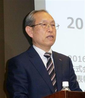 説明会であいさつする東芝の綱川智社長＝１８日午後、東京都港区