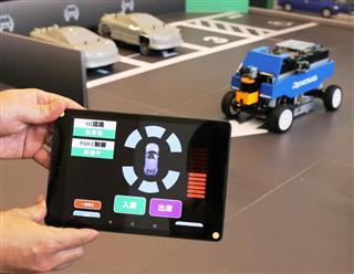 ルネサスエレクトロニクスのシステムＬＳＩ「Ｒ-Car」を搭載したデモカー。タブレットで設定すると、自動で出入庫などができる＝１９日、東京都千代田区（宇野貴文撮影）