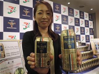 セブン＆アイ・ホールディングスは、サントリーの「ザ・プレミアム・モルツ」のグループ限定ビールを２５日から発売する＝１９日、東京都千代田区（黄金崎元撮影）