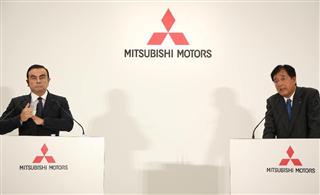 会見に臨む、三菱自動車の会長に就任することが決まった日産自動車のカルロス・ゴーン社長（左）と三菱自動車の益子修社長＝２０日午後、東京都港区（福島範和撮影）