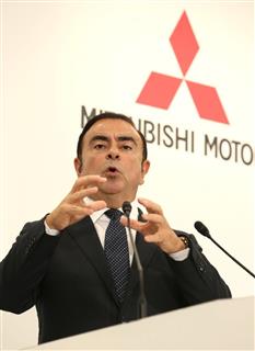 会見に臨む、三菱自動車の会長就任が決まった日産自動車のカルロス・ゴーン社長＝２０日午後、東京都港区（福島範和撮影）