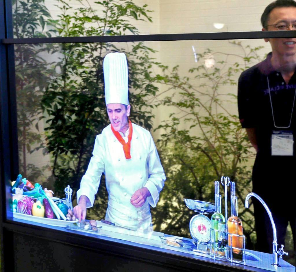 棚の扉や引き戸に透明ディスプレーを組み込み、ネット情報や放送が見られる「次世代テレビ」の試作品（パナソニック提供）