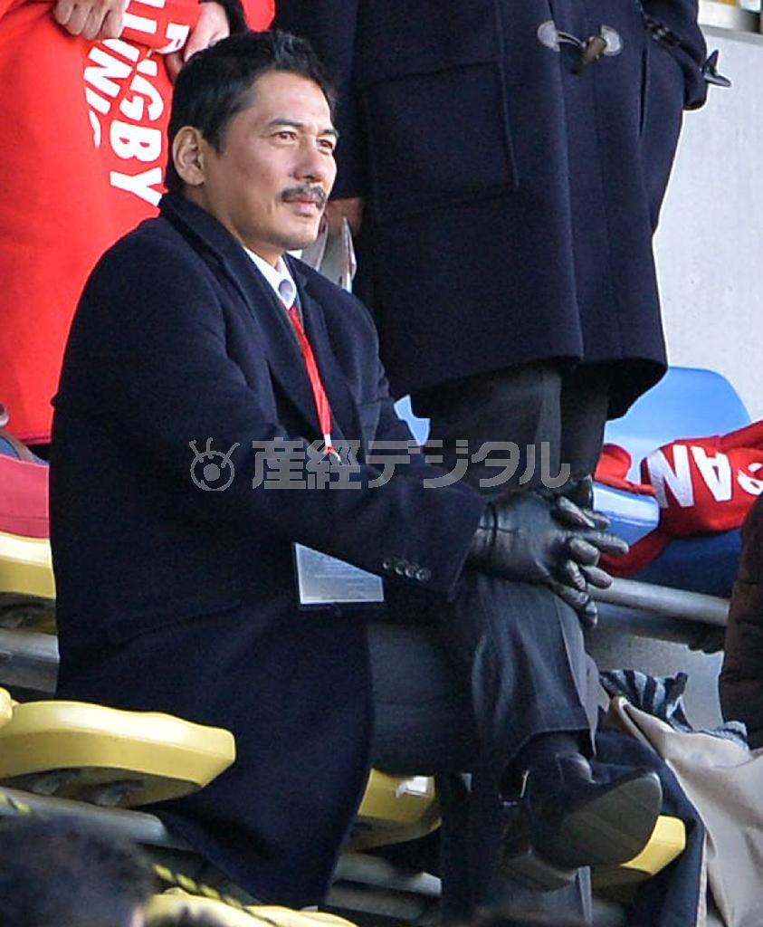 【ラグビーＴＬセカンドステージパナソニック対神戸製鋼】スタンドで試合を観戦する神戸製鋼・平尾誠二ＧＭ＝１３日、秩父宮ラグビー場（撮影・桐山弘太）