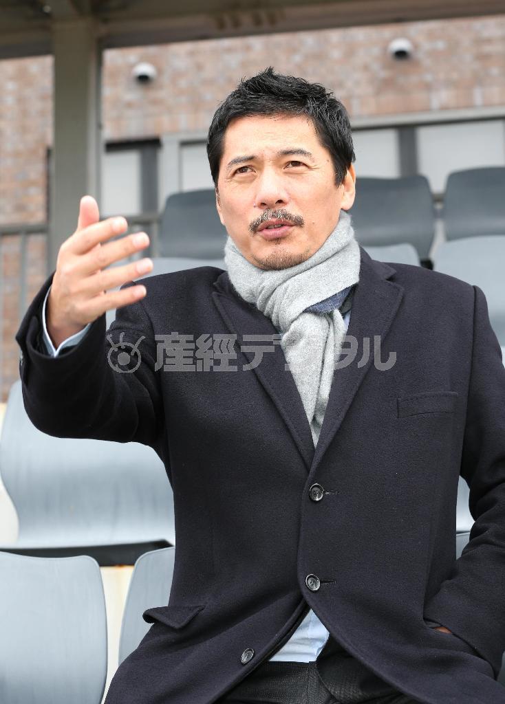 インタビューに応じる神戸製鋼・平尾誠二ゼネラルマネジャー＝神戸市東灘区の神戸製鋼所灘浜グラウンド（撮影・山田喜貴）２０１５年１月１６日