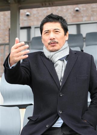 インタビューに応じる神戸製鋼・平尾誠二ゼネラルマネジャー＝神戸市東灘区の神戸製鋼所灘浜グラウンド（撮影・山田喜貴）２０１５年１月１６日