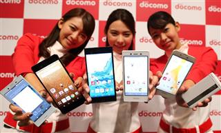 ＮＴＴドコモが発表したスマホや携帯電話の冬春モデル＝１９日東京都中央区（菊本和人撮影）