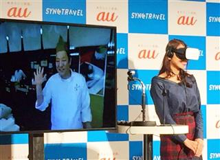 ＶＲで旅行を疑似体験するサービスでは、現地の人とのコミュニケーションも楽しめる＝２０日、東京都港区（高橋寛次撮影）