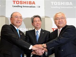 2013年2月26日の東芝社長交代会見。左から、西田厚聡会長、新社長に就任する田中久雄副社長、佐々木則夫社長(いずれも当時)=東京都港区 2013年2月26日の東芝社長交代会見。左から、西田厚聡会長、新社長に就任する田中久雄副社長、佐々木則夫社長(いずれも当時)=東京都港区