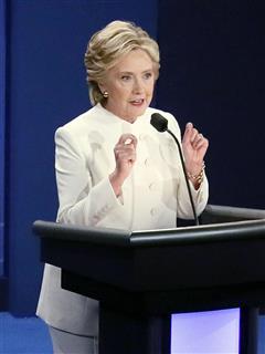 米大統領候補討論会で話すクリントン氏＝１９日、ラスベガス（ＡＰ）