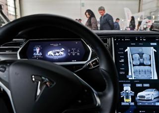 展示されているテスラモデルSの電動自動車=20日、ルーマニアのブカレスト(AP) 展示されているテスラモデルSの電動自動車=20日、ルーマニアのブカレスト(AP)