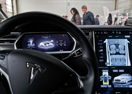 展示されているテスラモデルＳの電動自動車＝２０日、ルーマニアのブカレスト（ＡＰ）