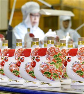 来年の干支、とりをかたどった陶製ボトル入りウイスキー=21日午前、大阪府島本町のサントリースピリッツ山崎蒸溜所 来年の干支、とりをかたどった陶製ボトル入りウイスキー=21日午前、大阪府島本町のサントリースピリッツ山崎蒸溜所