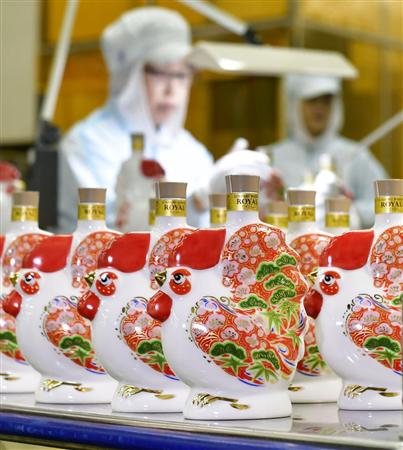 来年の干支、とりをかたどった陶製ボトル入りウイスキー＝２１日午前、大阪府島本町のサントリースピリッツ山崎蒸溜所