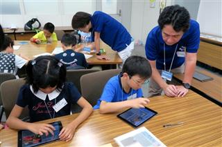 東京都内で開催した「未来実現ＩＴ教室」の様子。小学校でのプログラミング教育必修化を控え、関心が高まっている