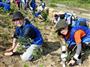 宮城県岩沼市「千年希望の丘」での植樹活動。東北の幸せを願い「復幸支援ツアー」を継続的に実施している