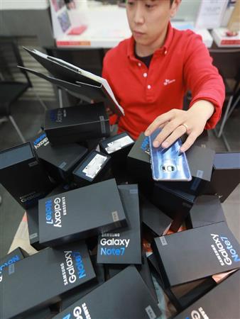 ソウル市内の販売店に積み上げられたサムスン電子の「ギャラクシーノート７」＝１２日（聯合＝共同）