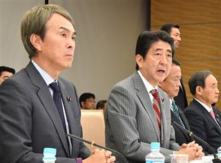 経済財政諮問会議に臨む（左から）石原伸晃経済再生担当相、安倍晋三首相ら＝２１日午後、首相官邸（斎藤良雄撮影）