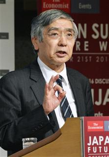 シンポジウムで講演する日銀の黒田総裁＝２１日午後、東京都港区