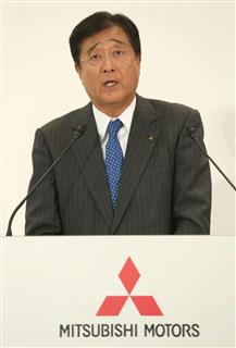 日産自動車の傘下入り後も社長に留任することになり、記者会見する三菱自動車の益子修会長兼社長＝２０日午後、東京都港区
