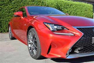レクサスの人気クーペ「ＲＣ３５０」。カラーは「ラディアントレッドコントラストレイヤリング」