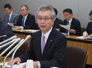 記者会見する電気事業連合会の勝野哲会長＝２１日、東京都千代田区