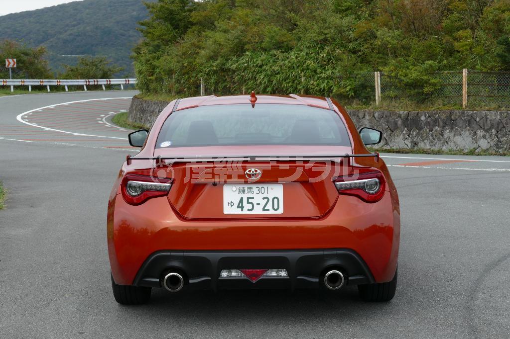 テールまわりにはトヨタロゴのみで車名、グレードのバッヂはつかない。何者かはこの後ろ姿が物語る、ということか。トヨタ・８６