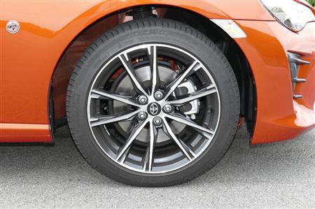 タイヤサイズは前後とも２１５／４５Ｒ１７。スポークの隙間から大径ブレーキディスクが覗く。トヨタ・８６