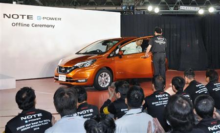 新技術を採用した小型車「ノート」の助手席から降りる日産自動車のカルロス・ゴーン社長＝２４日、神奈川県横須賀市