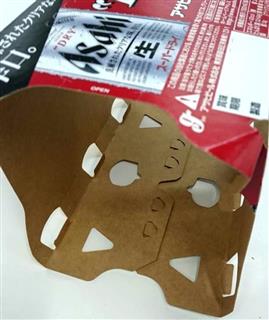 板紙の面積を小さくしたアサヒビールの軽量６缶パック。紙の使用量を１０％程度削減できる