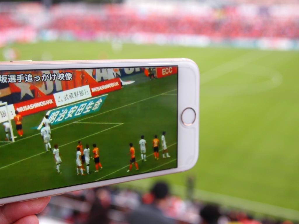 サッカーの試合中に特定の選手にフォーカスした映像が競技場内のスマートフォンに配信される＝２２日、さいたま市のＮＡＣＫ５スタジアム大宮