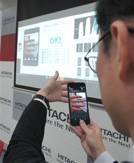 スマートフォンのカメラで指を撮影するだけで指静脈を照合し本人確認ができる＝２４日、東京都千代田区