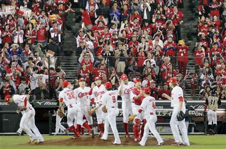 日本シリーズ第２戦、広島ナインに声援を送るファン＝２３日、マツダスタジアム