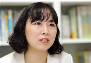 インタビューに答える東大社会科学研究所の近藤絢子准教授＝東京都文京区（松本健吾撮影）